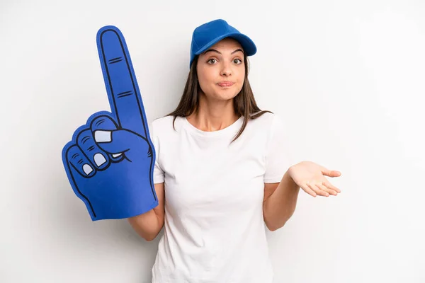 Mooie Vrouw Voelt Zich Verward Verward Twijfelend Nummer Één Fan — Stockfoto