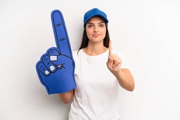 Bonita Mujer Sonriendo Orgullosa Confiadamente Haciendo Número Uno Concepto Ventilador — Foto de Stock