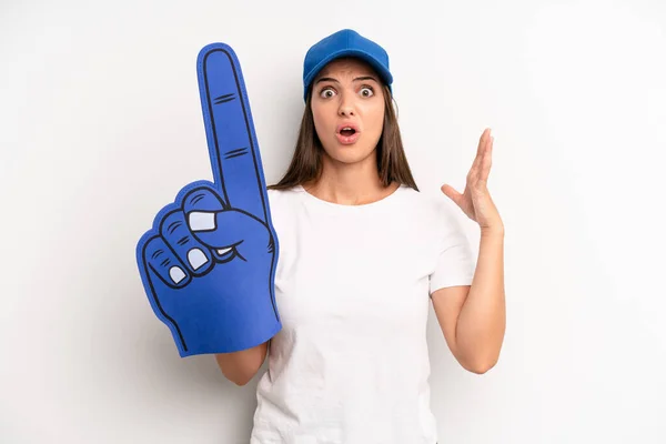 Mujer Bonita Gritando Con Las Manos Arriba Aire Concepto Ventilador — Foto de Stock