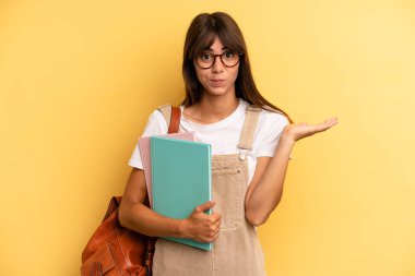 Güzel bir kadın şaşkın, şaşkın ve şüpheci hissediyor. Üniversite öğrencisi konsepti