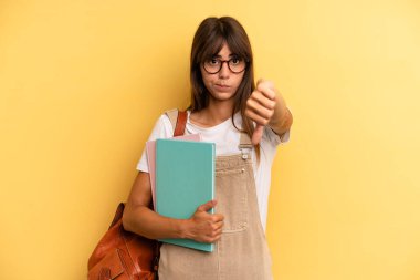 Güzel bir kadın kendini kötü hissediyor, baş parmağını kaldırıyor. Üniversite öğrencisi konsepti