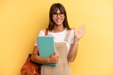 Güzel bayan gülümsüyor ve arkadaş canlısı görünüyor, beş numarayı gösteriyor. Üniversite öğrencisi konsepti
