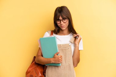 Güzel bir kadın kibirli, başarılı, pozitif ve gururlu görünüyor. Üniversite öğrencisi konsepti