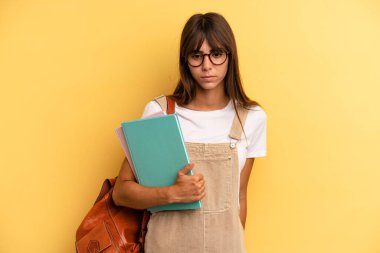 Güzel bir kadın üzgün, üzgün ya da kızgın hisseder ve bir tarafa bakar. Üniversite öğrencisi konsepti
