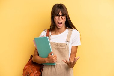 Güzel bir kadın sinirli, sinirli ve sinirli görünüyor. Üniversite öğrencisi konsepti