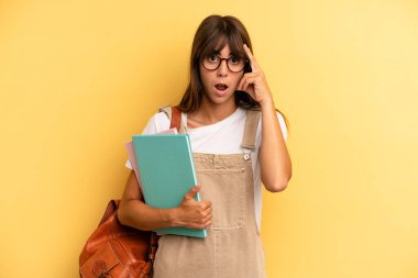 Güzel kadın şaşırmış görünüyor, yeni bir düşünce, fikir ya da konsept fark ediyor. Üniversite öğrencisi konsepti