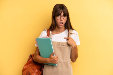 Şok olmuş ve ağzı açık, kendini gösteren güzel bir kadın. Üniversite öğrencisi konsepti