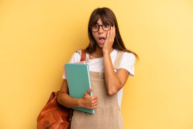 Güzel bir kadın mutlu, heyecanlı ve şaşırmış hissediyor. Üniversite öğrencisi konsepti