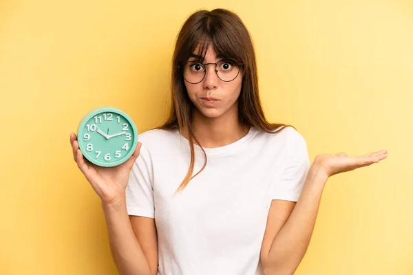 Hispanic Woman Feeling Puzzled Confused Doubting Alarm Clock Concept — Stok fotoğraf