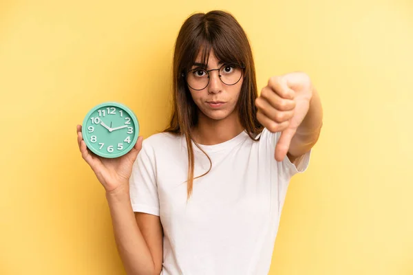 Hispanic Woman Feeling Cross Showing Thumbs Alarm Clock Concept — Foto de Stock