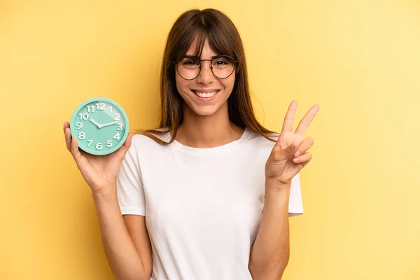 Іспаномовна Жінка Посміхається Виглядає Доброзичливо Показуючи Номер Два Концепція Будильника — стокове фото