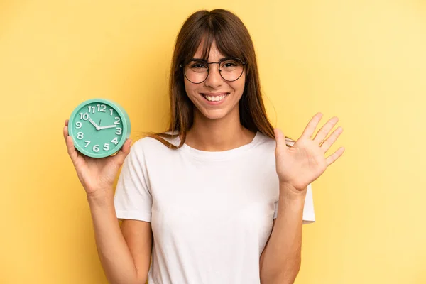 Hispanic Woman Smiling Looking Friendly Showing Number Five Alarm Clock — Foto Stock