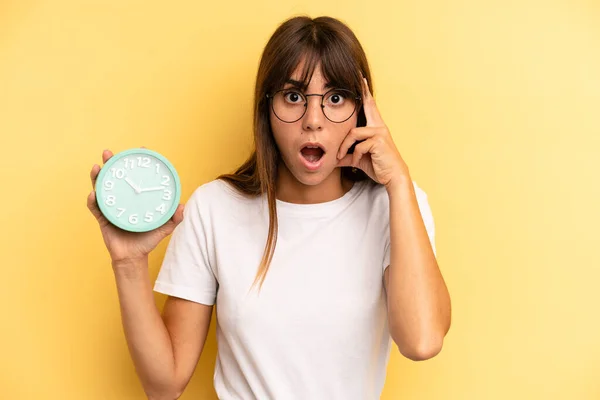 Hispanic Woman Looking Surprised Realizing New Thought Idea Concept Alarm — 스톡 사진