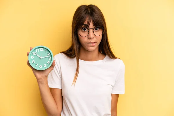 Hispanic Woman Looking Puzzled Confused Alarm Clock Concept — Stok fotoğraf