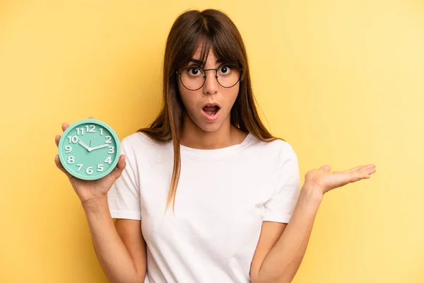 Hispanic Woman Looking Surprised Shocked Jaw Dropped Holding Object Alarm — Foto Stock