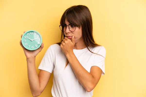 Hispanic Woman Thinking Feeling Doubtful Confused Alarm Clock Concept — Foto Stock