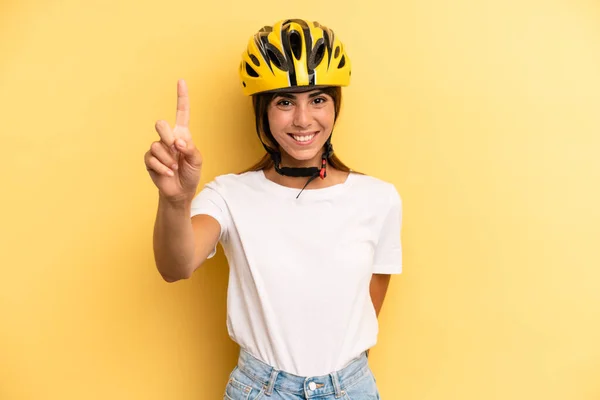 Όμορφη Γυναίκα Χαμογελά Περήφανα Και Αυτοπεποίθηση Κάνοντας Νούμερο Ένα Ποδήλατο — Φωτογραφία Αρχείου