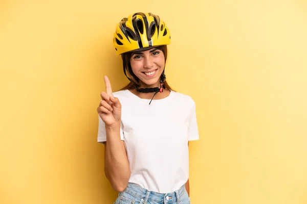Pretty Woman Smiling Looking Friendly Showing Number One Bike Sport — Stock Photo, Image