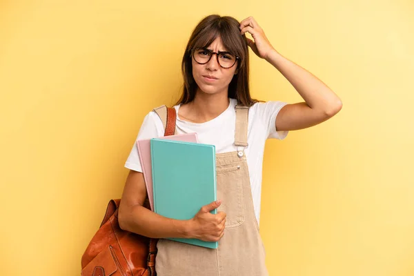 Bonita Mujer Sonriendo Feliz Soñando Despierto Dudando Concepto Estudiante Universitario —  Fotos de Stock