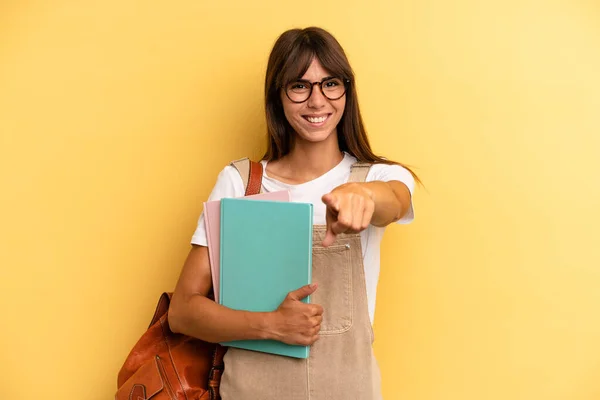 Ładna Kobieta Celująca Kamerę Wybierająca Ciebie Koncepcja Studenta Uniwersytetu — Zdjęcie stockowe