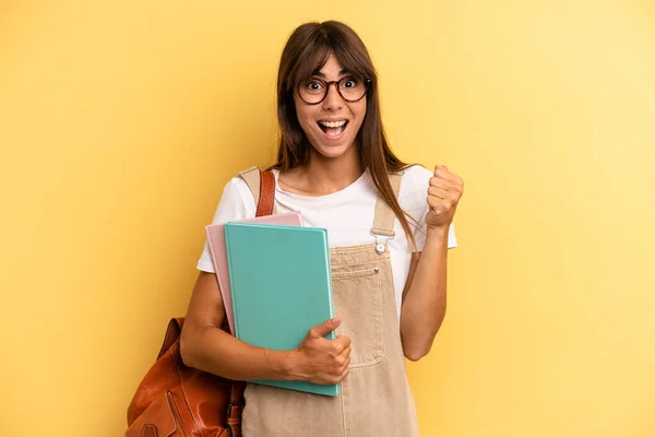 Mooie Vrouw Voelt Zich Geschokt Lacht Viert Succes Universitair Studentenconcept — Stockfoto