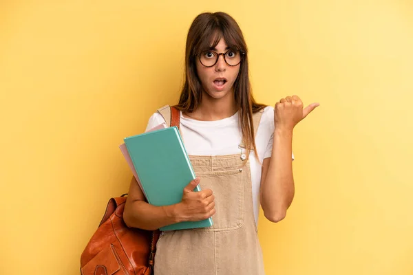 Vacker Kvinna Som Ser Förvånad Misstro Universitetets Studentkoncept — Stockfoto