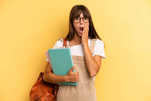 Hübsche Frau Die Schockiert Und Verängstigt Ist Studentenkonzept Der Universität — Stockfoto