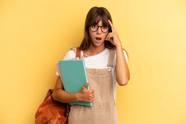 Hübsche Frau Die Überrascht Aussieht Und Einen Neuen Gedanken Eine — Stockfoto