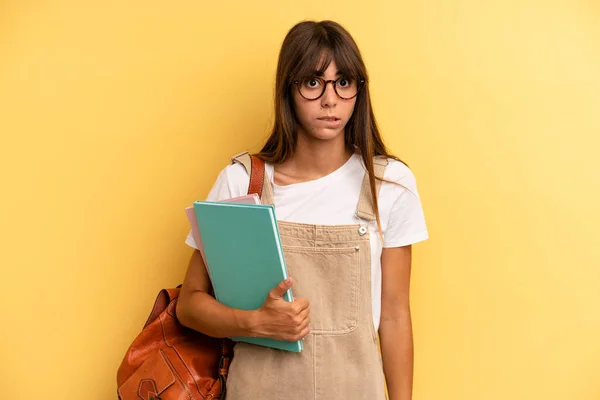 Mulher Bonita Que Parece Confusa Confusa Conceito Estudante Universitário — Fotografia de Stock