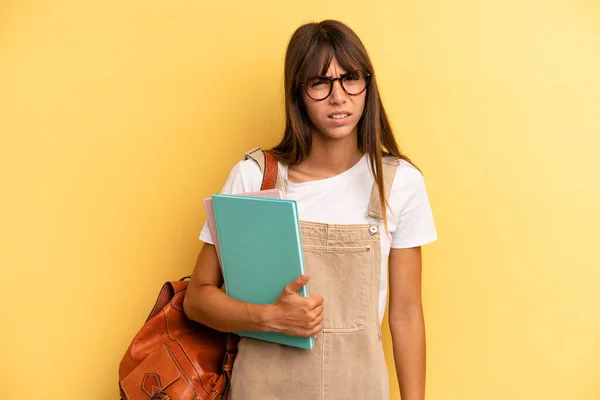 Mooie Vrouw Die Zich Verward Verward Voelt Universitair Studentenconcept — Stockfoto