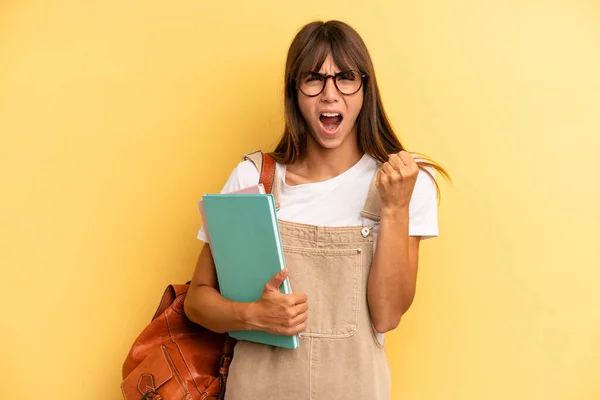 Vacker Kvinna Skriker Aggressivt Med Ett Argt Uttryck Universitetets Studentkoncept — Stockfoto