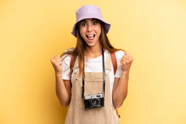 Pretty Woman Feeling Shocked Laughing Celebrating Success Tourist Photographer Concept — Foto Stock