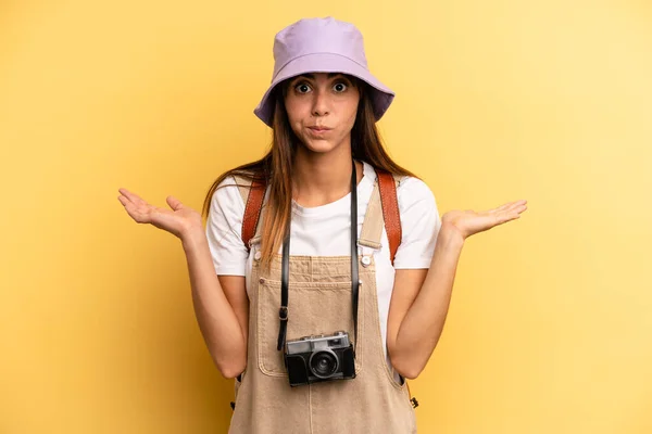 Pretty Woman Feeling Puzzled Confused Doubting Tourist Photographer Concept — Foto Stock