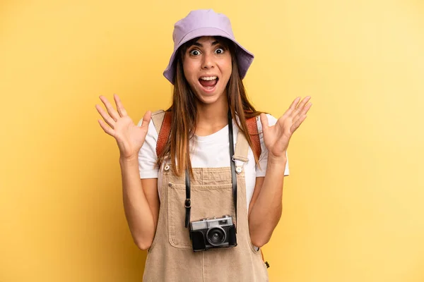Pretty Woman Feeling Happy Astonished Something Unbelievable Tourist Photographer Concept — Foto Stock