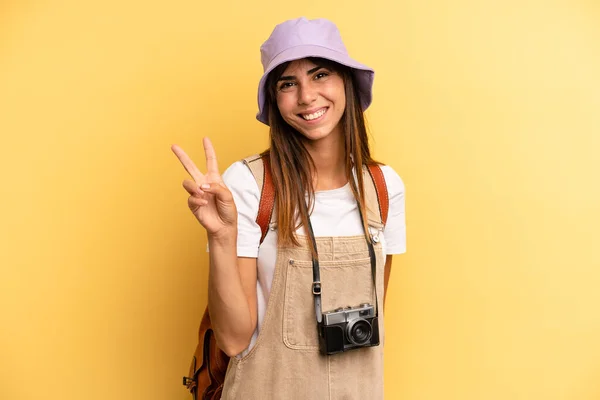 Pretty Woman Smiling Looking Friendly Showing Number Two Tourist Photographer — Foto Stock