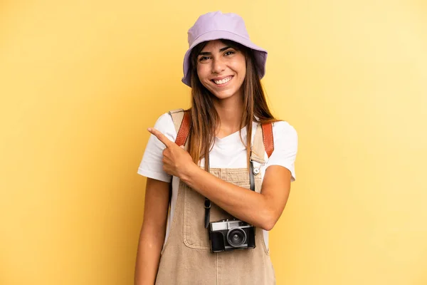 Pretty Woman Smiling Cheerfully Feeling Happy Pointing Side Tourist Photographer — 图库照片