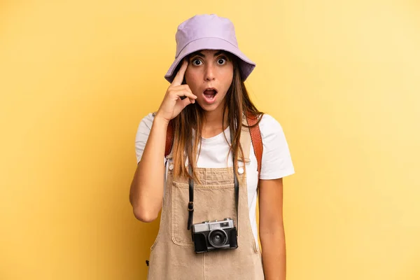 Pretty Woman Looking Surprised Realizing New Thought Idea Concept Tourist — Foto Stock