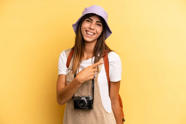 Pretty Woman Looking Excited Surprised Pointing Side Tourist Photographer Concept — Stockfoto