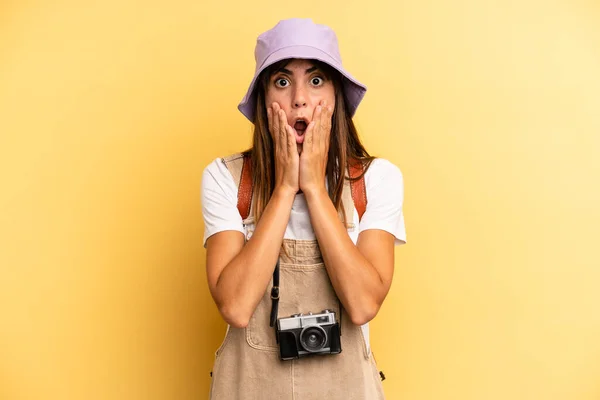 Pretty Woman Feeling Shocked Scared Tourist Photographer Concept —  Fotos de Stock