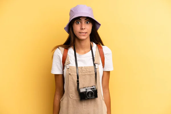 Pretty Woman Looking Puzzled Confused Tourist Photographer Concept — Photo