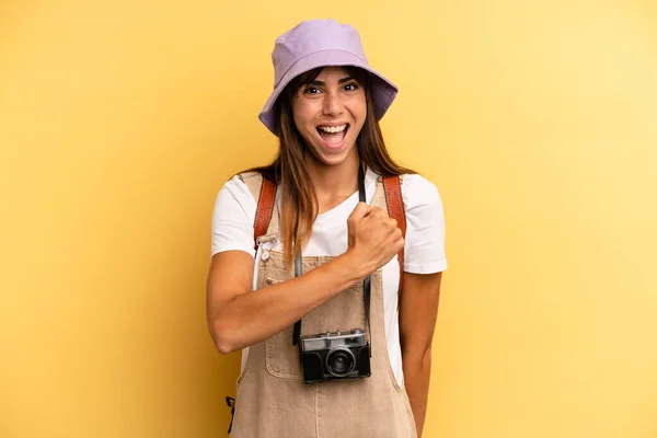 Pretty Woman Feeling Happy Facing Challenge Celebrating Tourist Photographer Concept — Stockfoto