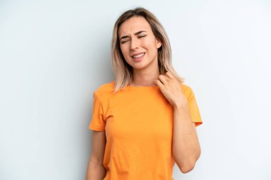 Genç ve güzel bir kadın stresli, endişeli, yorgun ve hayal kırıklığına uğramış, gömleğini çekiştirmiş, sorunlu görünüyor.