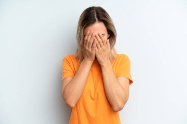 Genç ve güzel bir kadın üzgün, hayal kırıklığına uğramış, gergin ve depresif hissediyor. İki eliyle yüzünü kapatıyor, ağlıyor.