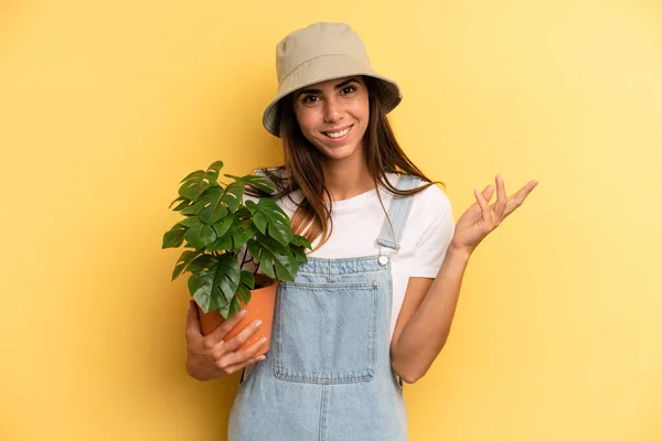 Hispanic Woman Feeling Happy Surprised Realizing Solution Idea Gardering Concept — ストック写真