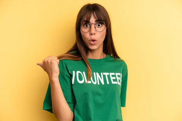 Pretty Woman Looking Astonished Disbelief Volunteer Donation Concept — Stock fotografie