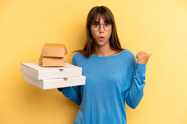 Pretty Woman Looking Astonished Disbelief Take Away Fast Food Concept — Stockfoto