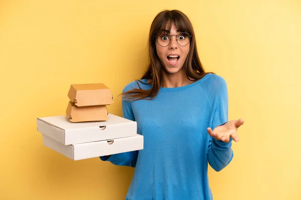 Pretty Woman Feeling Extremely Shocked Surprised Take Away Fast Food — Stockfoto
