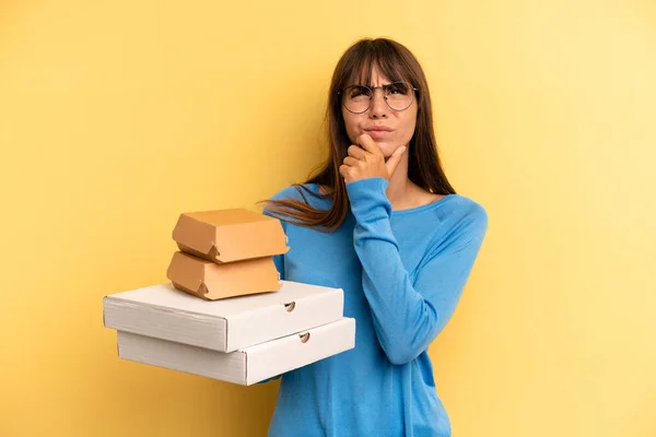 Pretty Woman Thinking Feeling Doubtful Confused Take Away Fast Food — Stockfoto