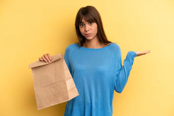 Pretty Woman Feeling Puzzled Confused Doubting Take Away Fast Food — Foto Stock