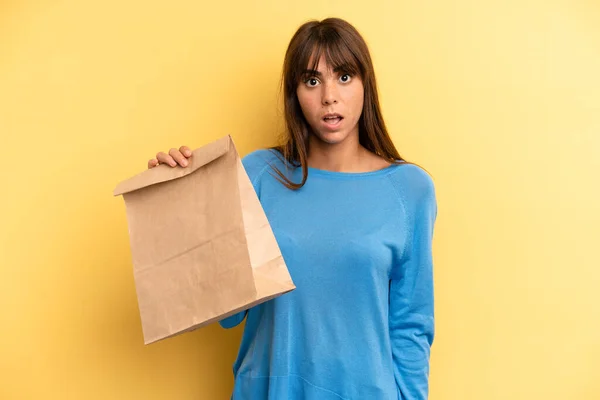 Pretty Woman Looking Very Shocked Surprised Take Away Fast Food — Foto Stock